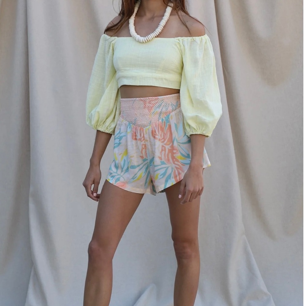 Banana CALI COAST PAIA CROP TOP
87% COTTON 13% RAYON